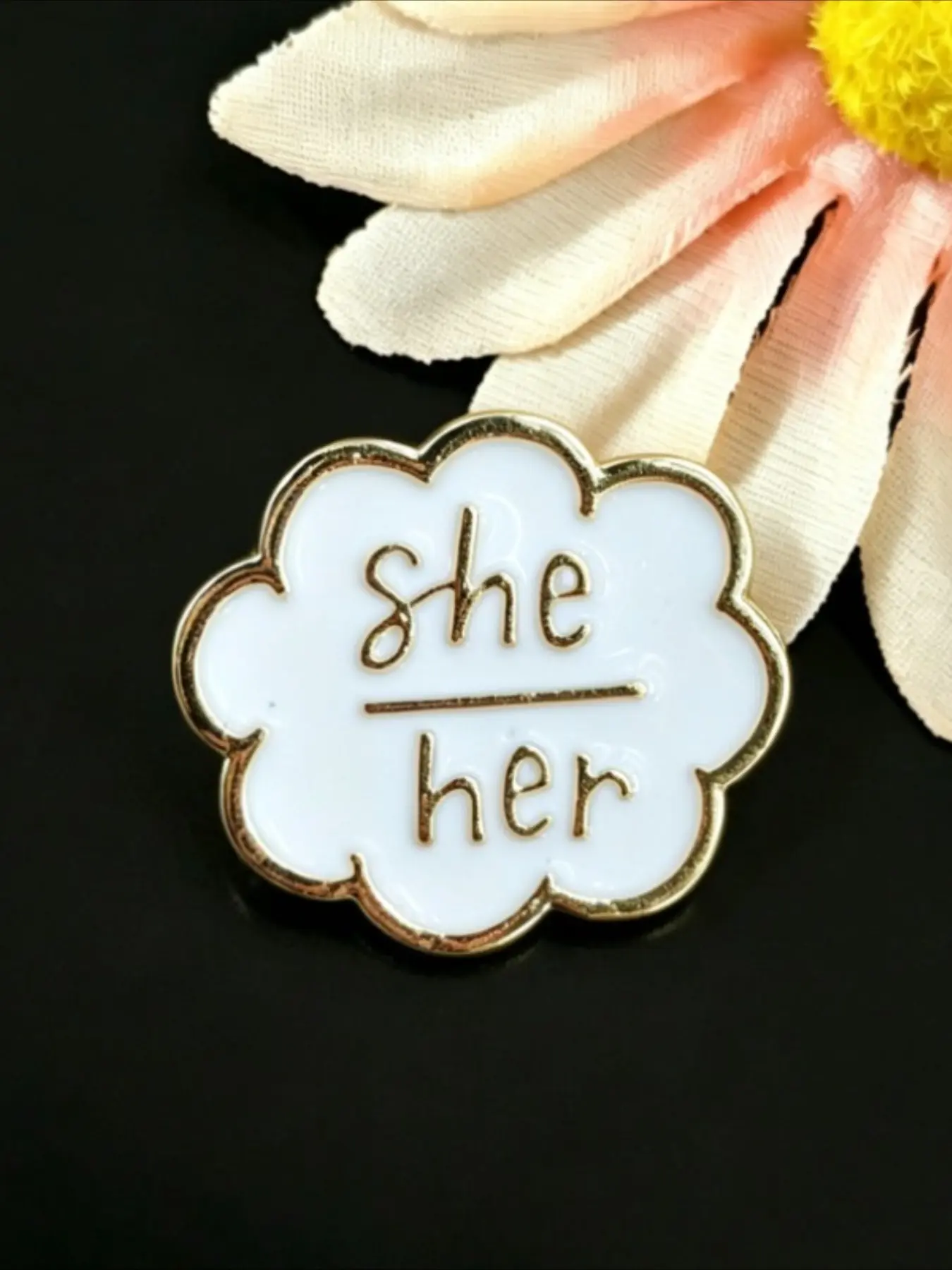 1PC Cloud Shape "She/Her" Pronoun Enamel Pin, Gender Identity Lapel Badge for Backpack Jacket Hat, LGBTQ Pride Inclusion Jewelry Gift