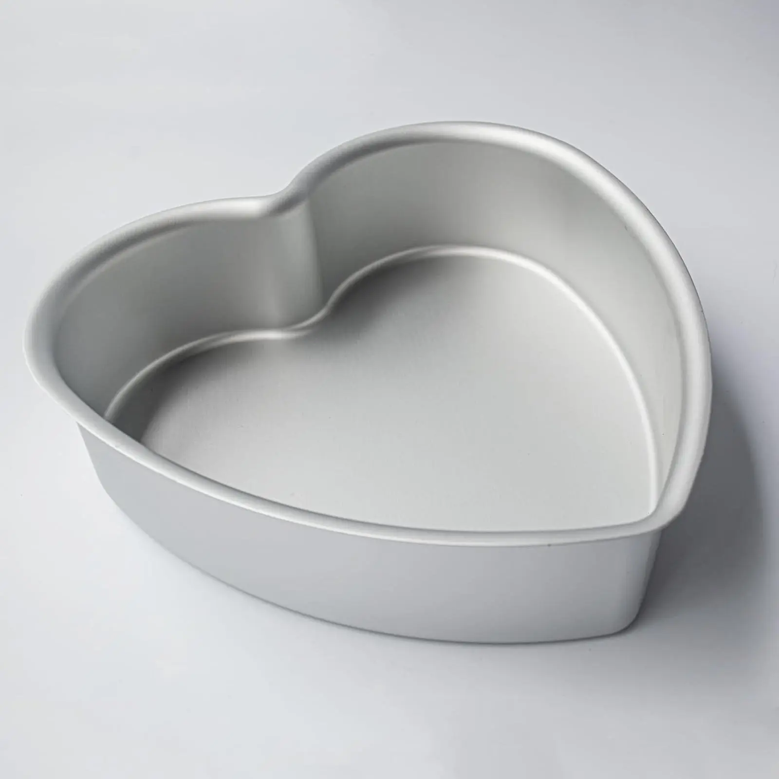 6 Inch Heart Shaped Aluminum Baking Mold, High Heat Resistant Heart Cake Pan, Versatile Bakeware for Cakes, Chocolate, Bread and Various Desserts, Ideal Baking Accessory for Weddings, Parties and Family Dinner Gatherings