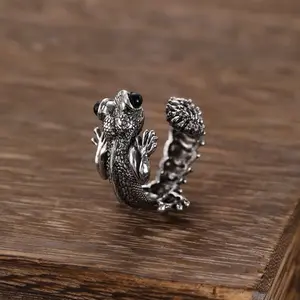 A vintage-style, 3D open-design ring featuring a cute lizard or gecko; a hip-hop/punk accessory with an adjustable size, suitable for daily wear, parties, and gifting (including for Christmas).