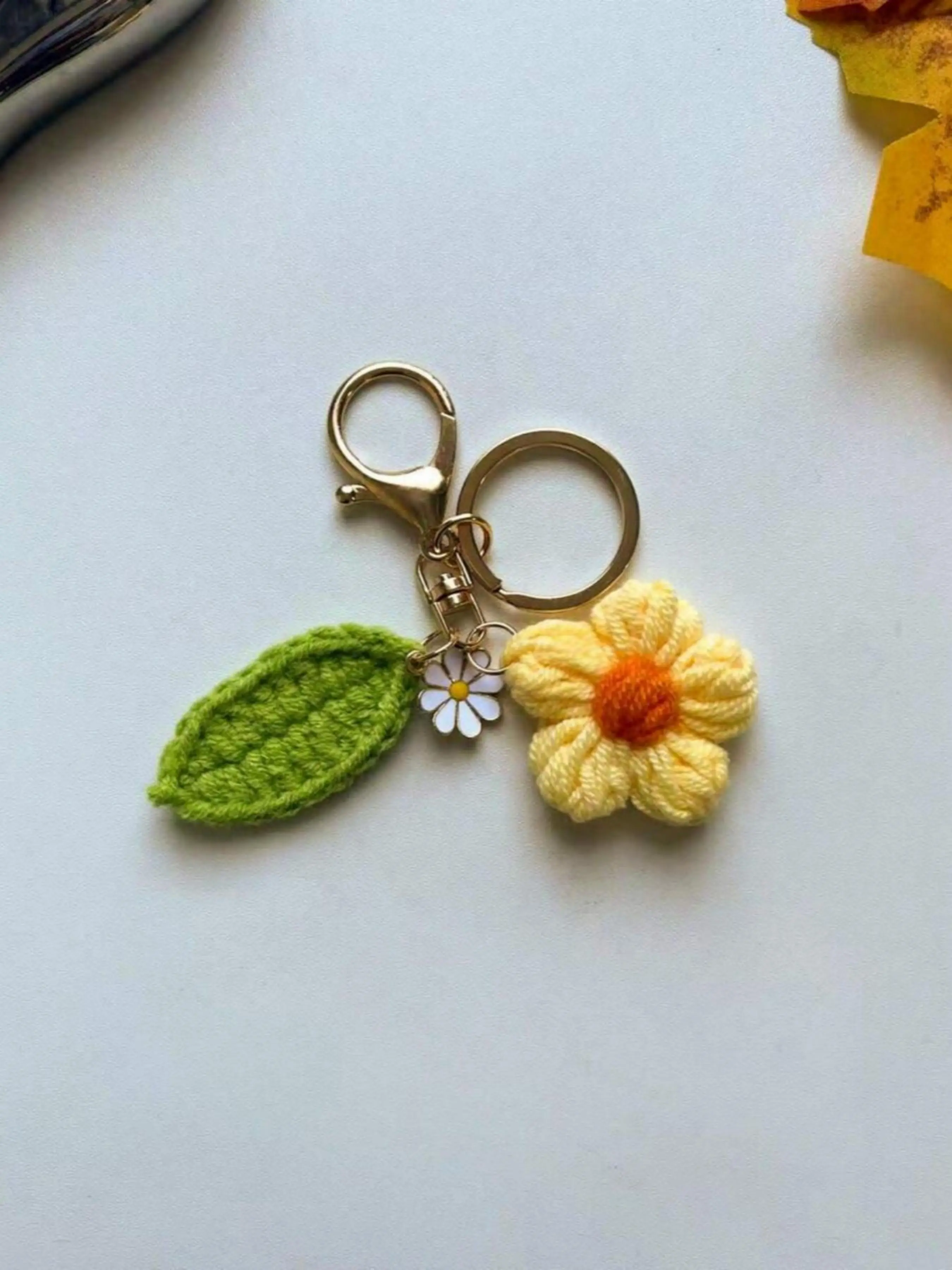 Handmade Crochet Flower Keychain, Mini Knit Daisy Pendant with Green Leaves, Gold-Plated Lobster Clasp Keyring Charm, Key Charms, Multi-Color Options, Fits Backpacks, Car Keys, Farmhouse Style Accessory, Ideal Daily Gift for Any Occasion