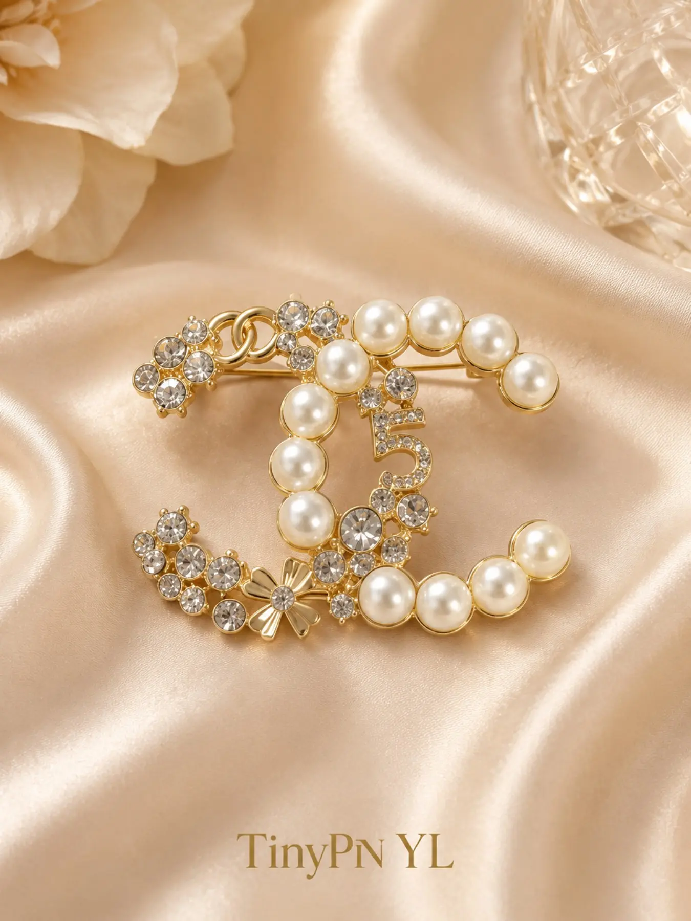 Women's Versatile Commuter CC Brooch, Dual Color Pearl Strand, Floral Rhinestone Design, Ideal for Collars, Hats, Scarves, Necklaces, Bags