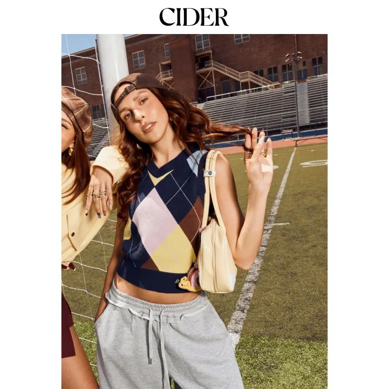 Cider Knit V-neck Argyle Pattern Contrasting Binding Vest