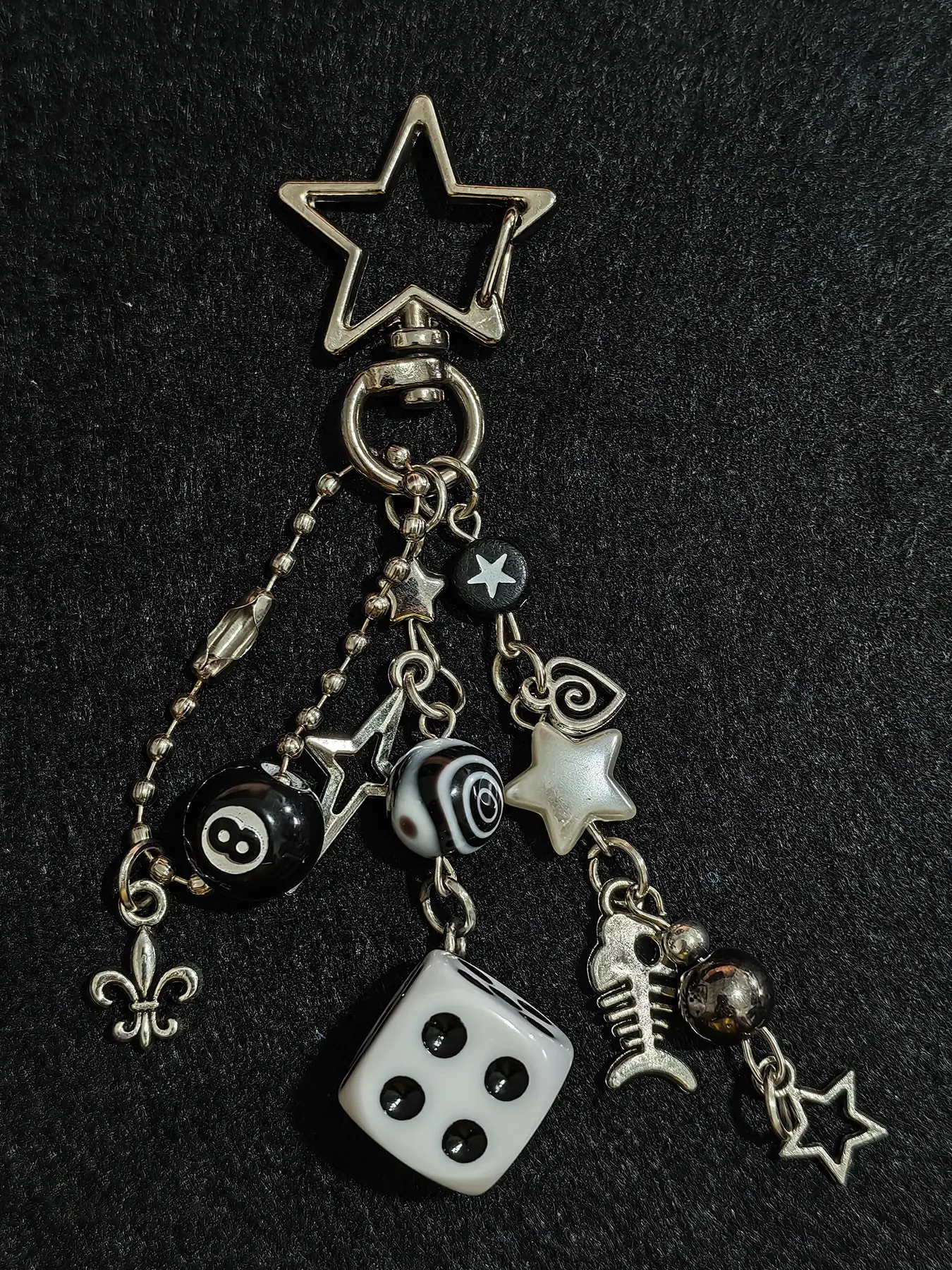 8 Ball Keyring, Novelty Keychains Y2K Pendant with Dice and Stars, Cute Keyrings for Women and Men Perfect for Backpack Decor and Gifts, Metal Keychains, Cute Keychain Accessory, Aesthetic Keychain