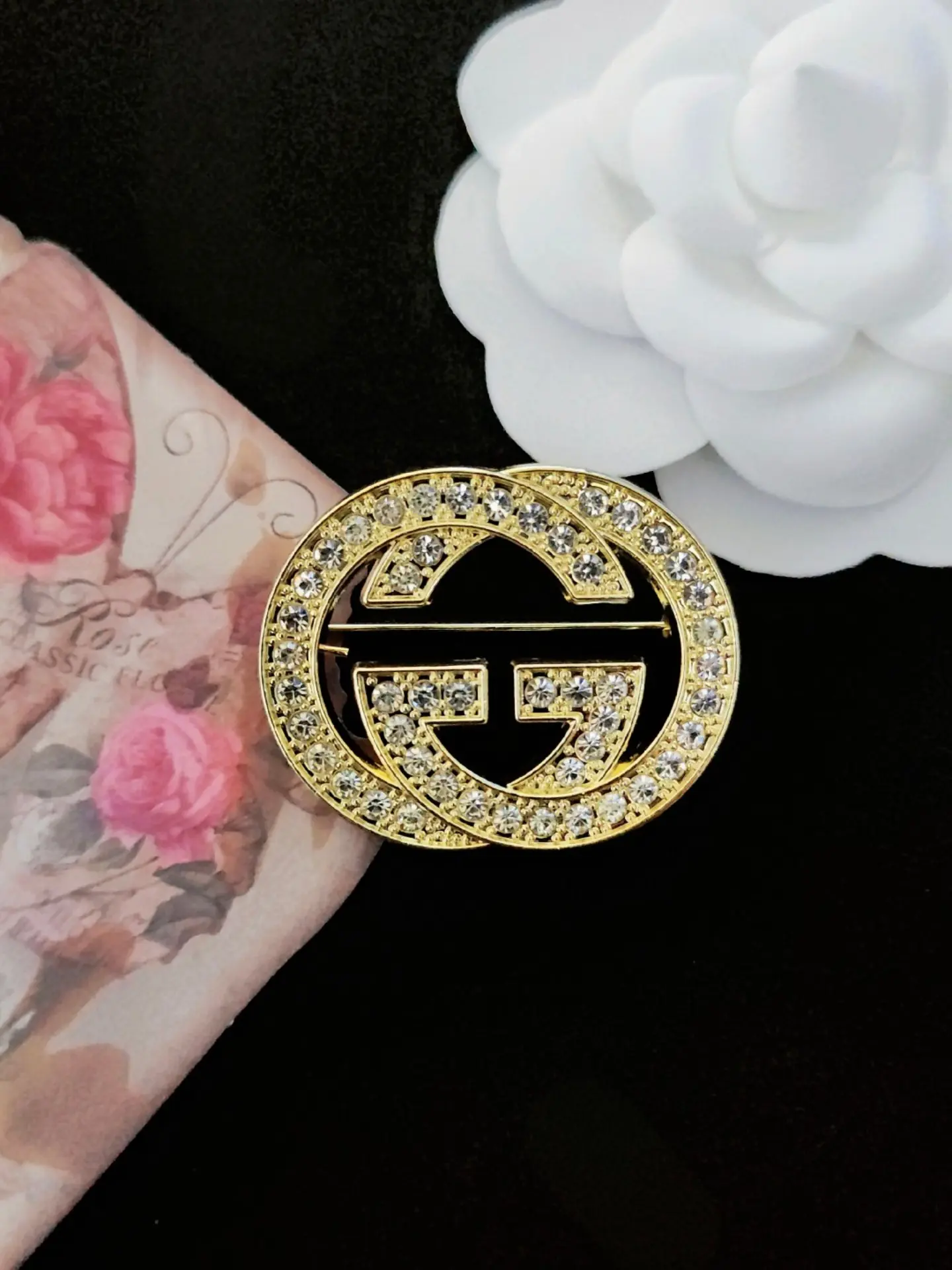 Women's CC Brooch with Crystal, Elegant Accessory, Perfect Gift, Versatile Jewelry Piece, Ideal for Fashion, All Seasons