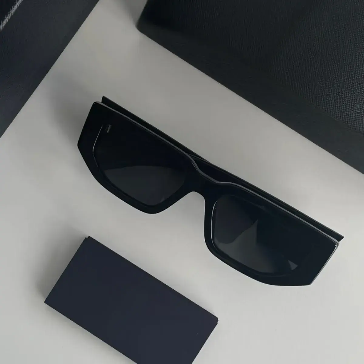 Classic Trendy Rectangle Sunglasses for Women Men Vintage Retro 90s Y2K Square Shades Featuring UV400 Protection Suitable for Any Occasion