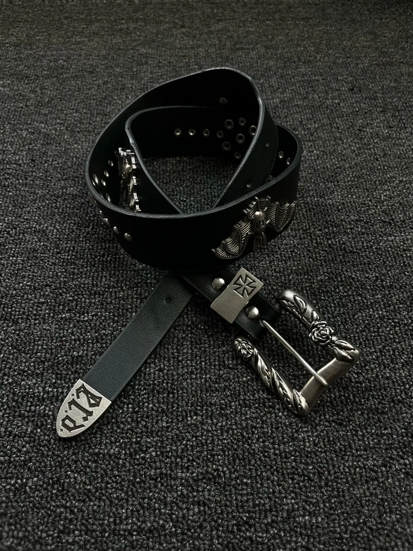 Suitable for both men and women Make old bat leather, bat rivet belt, cross punk style belt, high street jeans matching, Vintage Belt