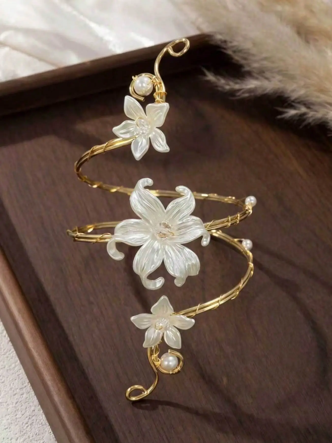 Glossy White Pearl Lily Golden Wire Spiral Arm Cuff Adjustable Upper Arm Bracelet Handmade Floral Armband Boho Wedding Beach Fairy Women Statement Jewelry Bracelets Accessories