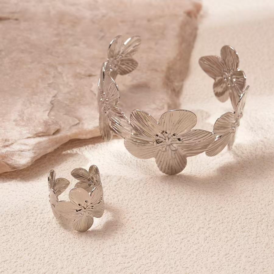 Women's Jewelry Set Bohemian Style Adjustable Open Metal Flower Bracelet and Ring Set Suitable for Daily Wear and Gift-Giving