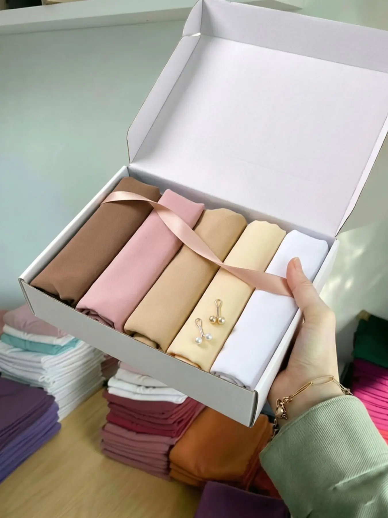 5pcs Solid Color Lightweight Chiffon Modesty Hijab Set + 2pcs Headscarf Holders, Soft Comfortable Long Scarf, Fashion Versatile Hijab, Daily Wear, Gift Box