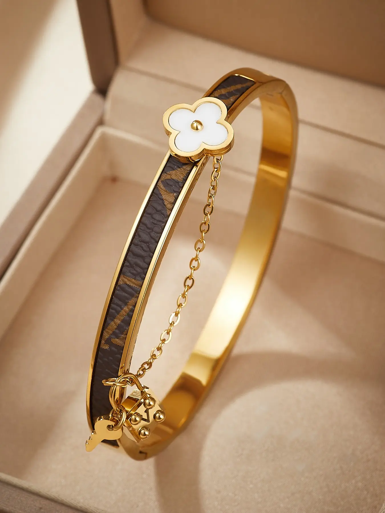 Luxury Clover Cuff Bracelet, Bangle, Geometric Pattern, Stainless Steel, Casual Style, Ideal Gift for Wife, Mom, Girlfriend