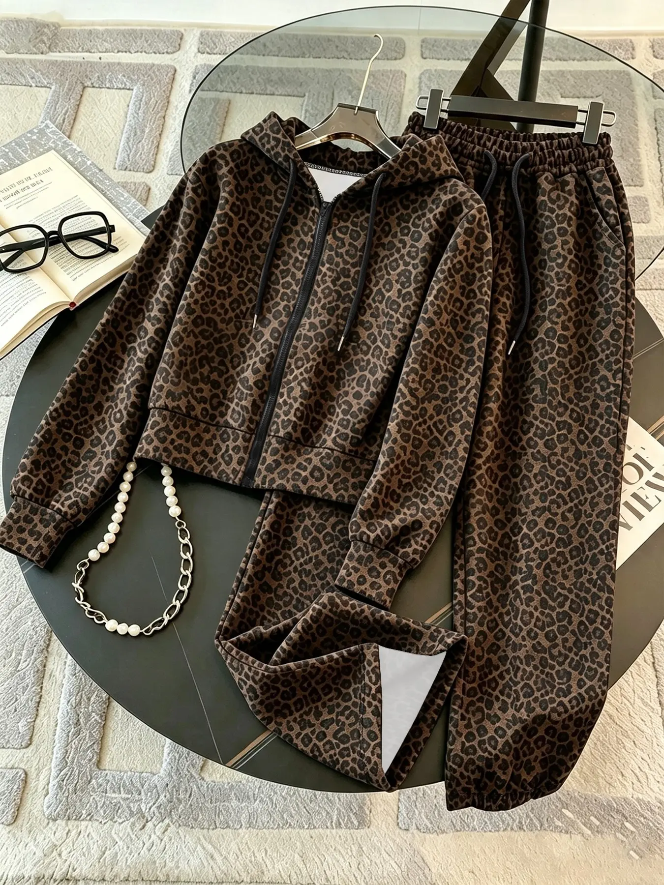 Women 2 Piece Leopard Print Outfit Cropped Zip Up Hoodie + Elastic Drawstring Jogger Pants Set Soft Casual Streetwear Long Sleeve Hooded Jacket Loose Cuffed Sweatpants Vintage Y2K Matching Tracksuit Daily Fashion Co-ord Set With Side Pockets For Ladies