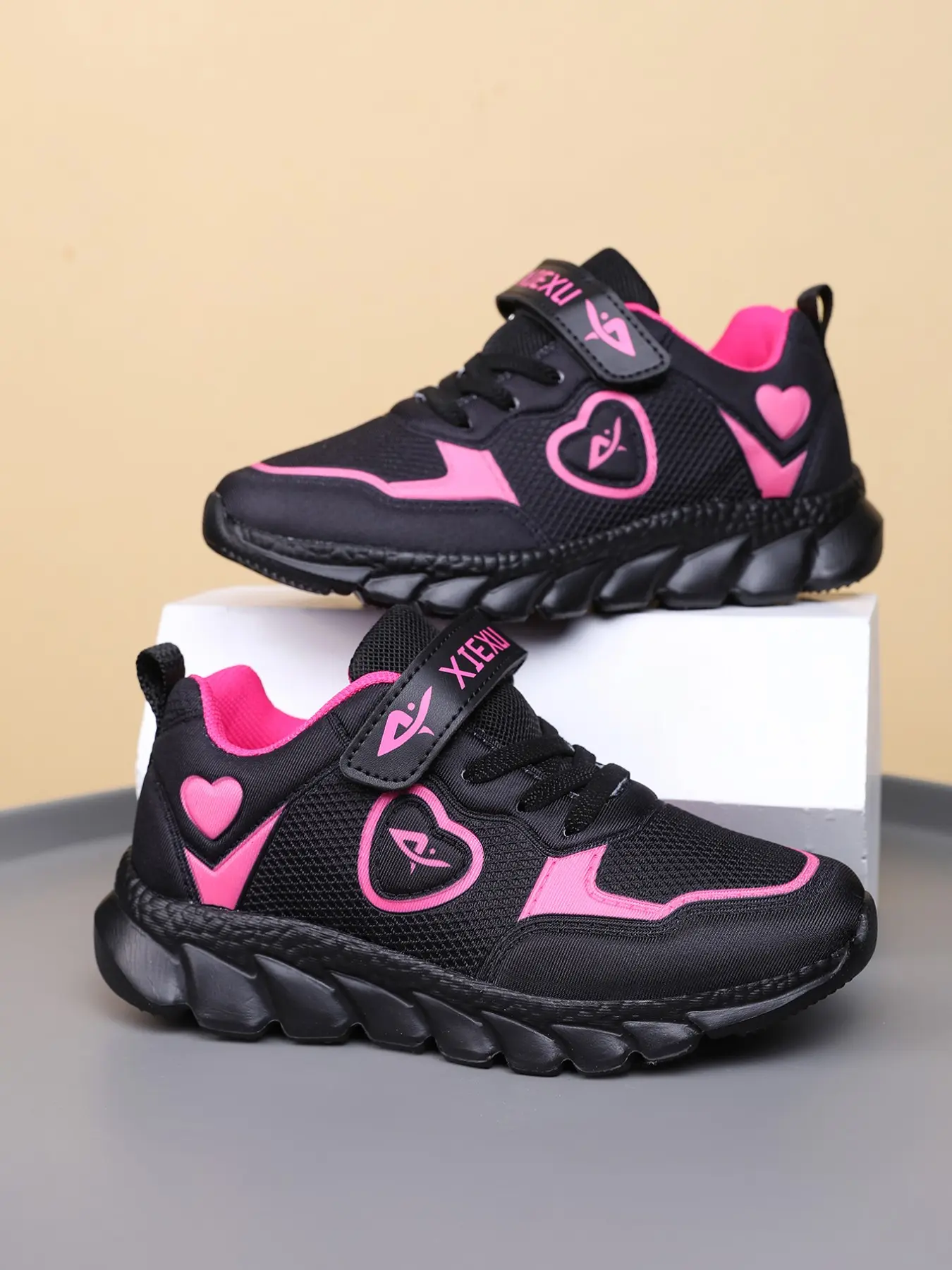 All-Season Outdoor Running Shoes, Velcro Closure, Casual Sneakers for Walking and Parties, Medium Width, Eva Sole, Fashion Running Shoes, Fashionable Running Shoes, Outdoor Running Footwear