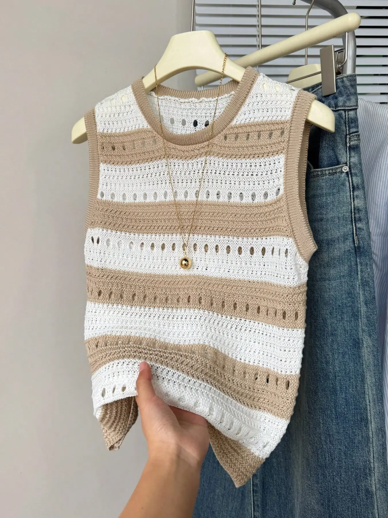 Women's Colorblock Striped Cutout Knit Gilet Casual Knitted Vest, Round Neck Sleeveless Loose Slim Fit Top, Casual Layering Short Jacket