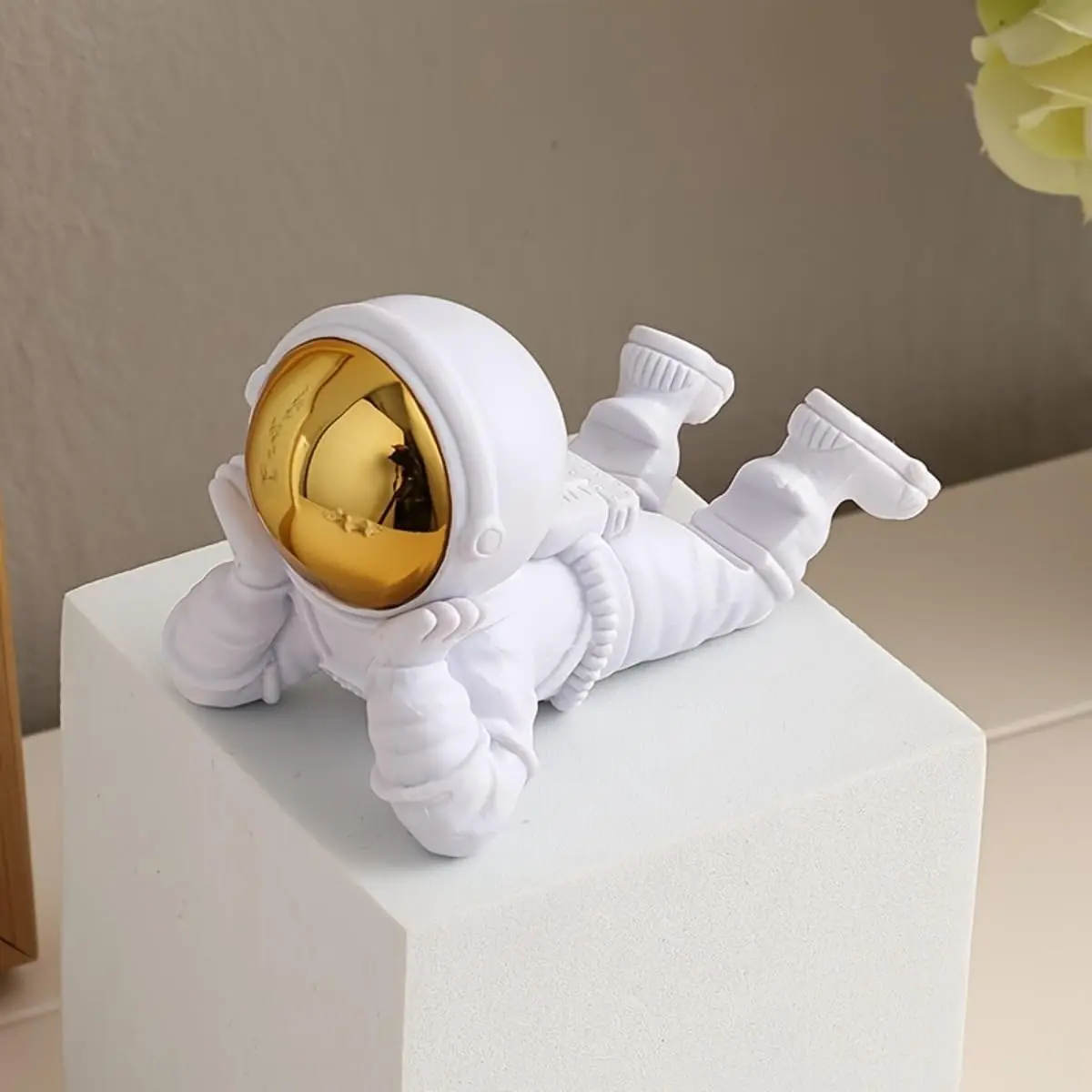 Creative Astronaut Keychain, Living Room Decor, Entryway Decoration, Desktop Phone Stand, Tablet Stand, Office Desk Organizer