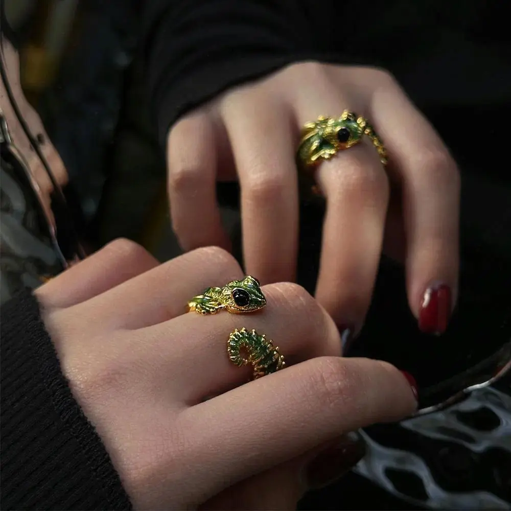 Adjustable Size Frog Form Ring for Women - Cute Look, Metal Coating, Creative Green Toad Design, Casual Wear Fish Animal Shape Costume Jewelry for Parties
