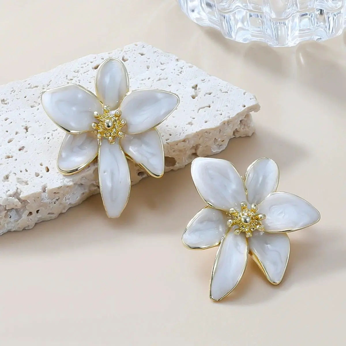 Trendy Flower Stud Earrings White Enamel Oil Irregular Six Petal Gardenia Flowers Earrings Sweet Girls Party Wedding Jewelry