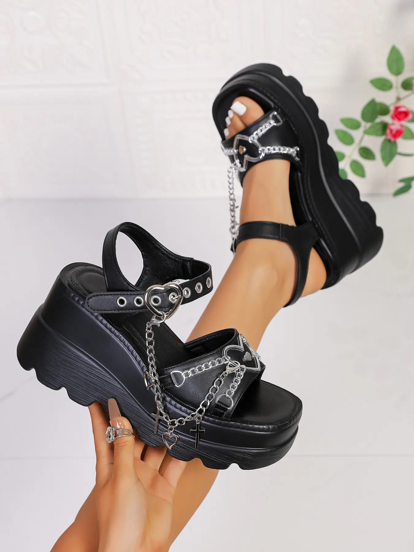 Y2K Millennial Punk Style Thick Sole Sandals, Metal Heart Buckle, Cross Chain Charm, Casual Fashion Sandals, Waterproof Roman Sandals, Trendy Streetwear, Fancy Sandals