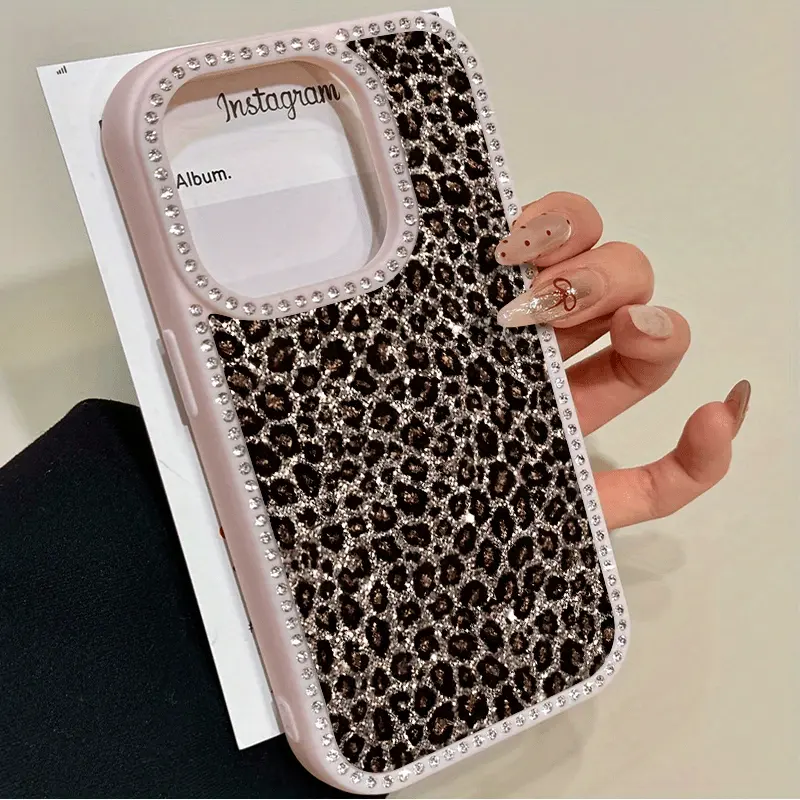 A sparkling leopard-print flip case, embellished with diamonds, compatible with the iPhone 16 Pro Max, 16, 15 Pro, 14, 14 Plus, 14 Pro Max, 13, 13 Pro, 12 Pro, and 11 Pro Max models. This soft case is designed to withstand drops and resist stains,