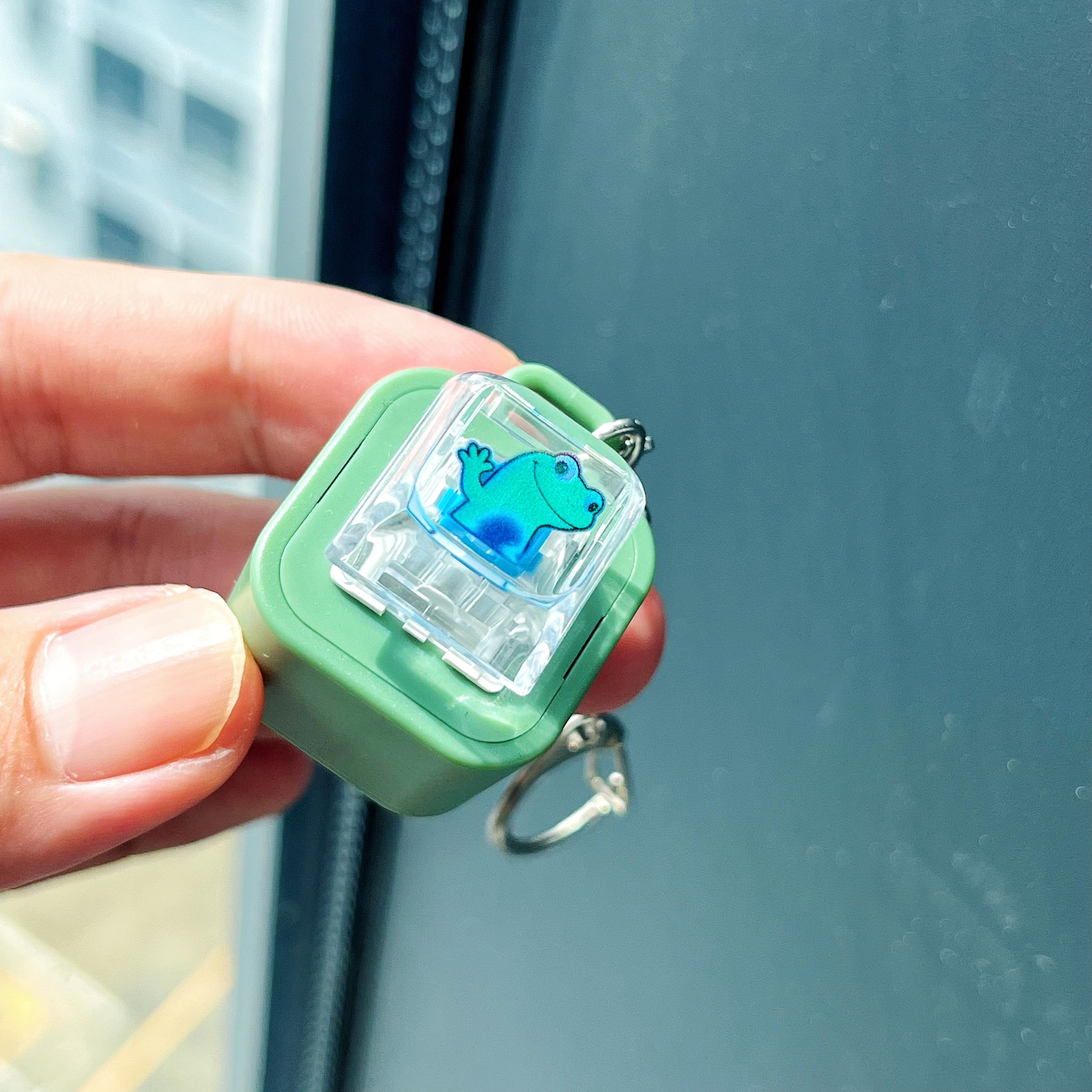 Quacking Duck Hat Keychain - Animal-shaped Press-to-Activate Sound Keychain for Relaxation & Stress Relief - Cute Animal Sound Generator for Focus & Focus - Ideal Gift for Duck Lovers