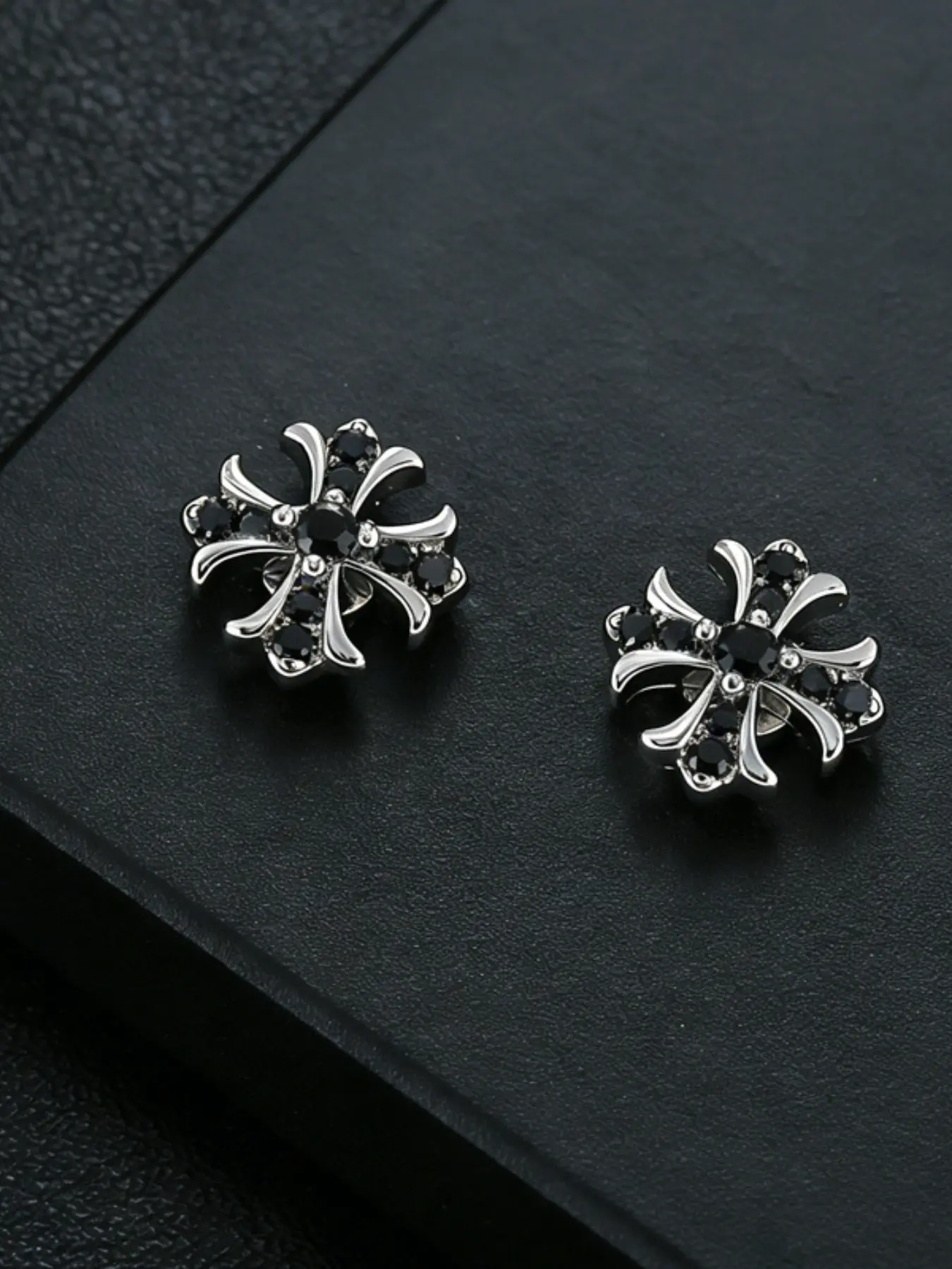 「Vintage Cross Full Diamond Magnetic Ear Cuffs for Men, Fashionable Minimalist Luxury Ear Jewelry, No Piercing, Perfect Gift🎁」