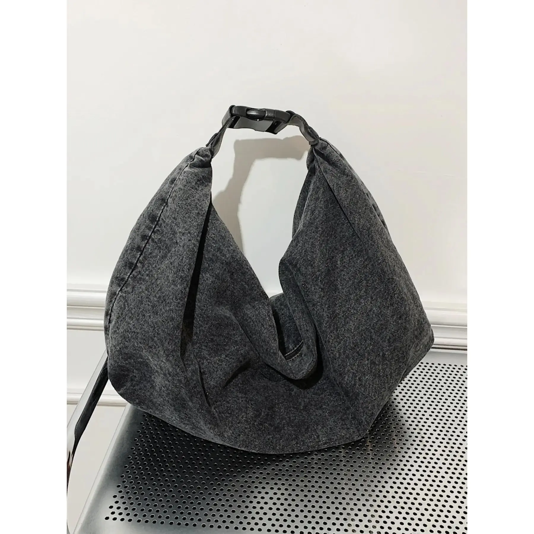 Retro distressed denim pleated design one-shoulder tote bag, Fashionable Bags, wide shoulder strap underarm bag, casual fashion suitable for students, office workers daily commuting, shopping etc., Trendy Vintage Bag