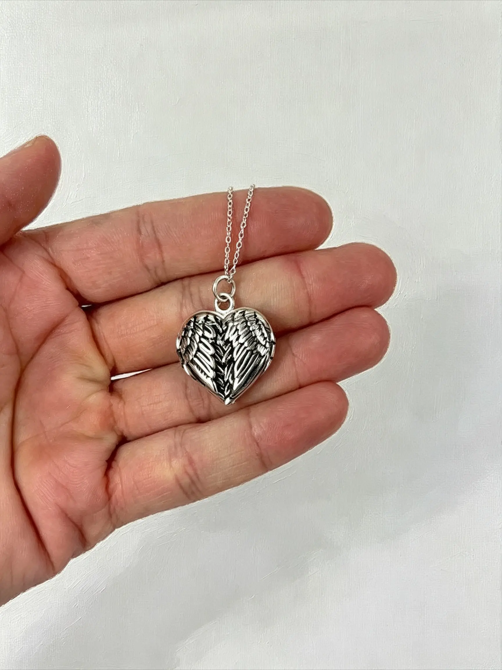 A Vintage American-Style Distressed Silver Winged Heart-Shaped Photo Box Memorial Necklace with a Hinged Lid—a Couple's Commemorative Dark-Style Niche Accessory