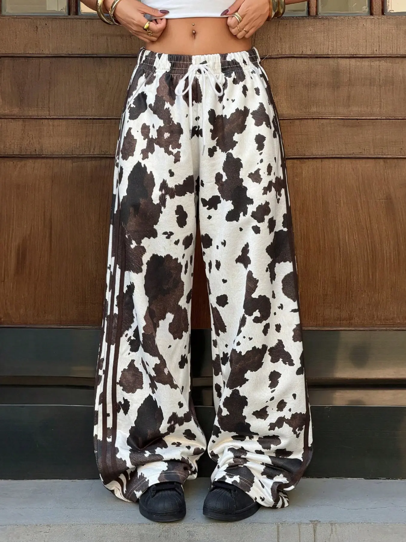 Women Cow Print Wide Leg Sweatpants Elastic Drawstring High Waist Side Striped Loose Trousers, Y2K Western Streetwear Animal Print Loungewear Pants, Soft Stretchy Bottoms For Daily Travel Brunch, Trendy TikTok Viral Pants For Women Teen Girls
