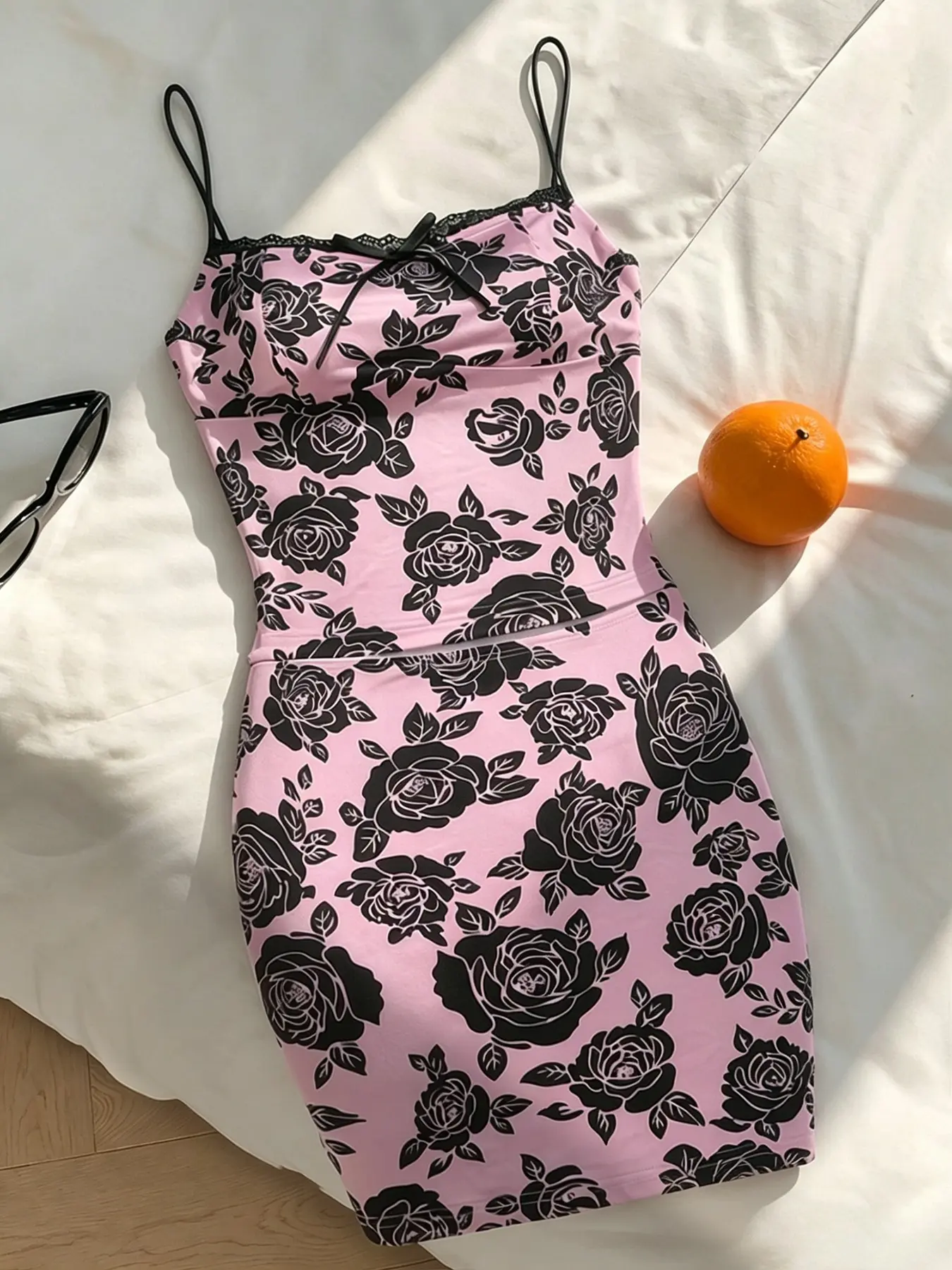 Women's Y2K Clothing Pink Black Rose Print Thin Spaghetti Strap Sleeveless Mini Bodycon Dress, Lace Trim Bow Detail Slim Fit Party Club Short Dress, Ideal for Night Out Daily Wear