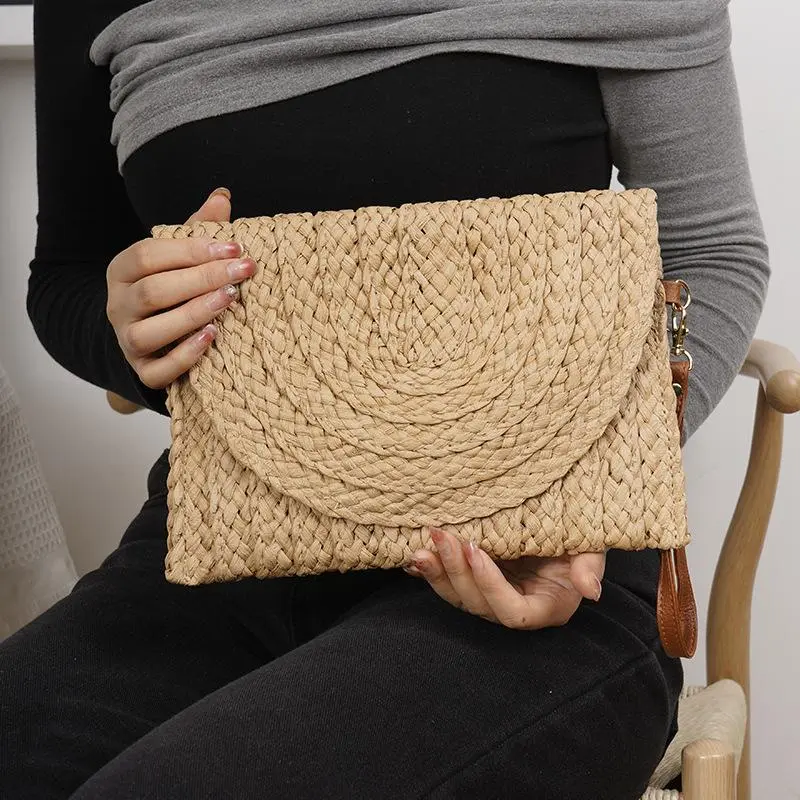 Women's Hand-Woven Straw Clutch - Bohemian Casual Purse, Trendy Clutch Bag, Beach Envelope Wallet, Crossbody Shoulder Bag with Magnetic Snaps for Beach Outings, Crossbody Carry, Natural Straw, Pu Leather, Tote Or Clutch