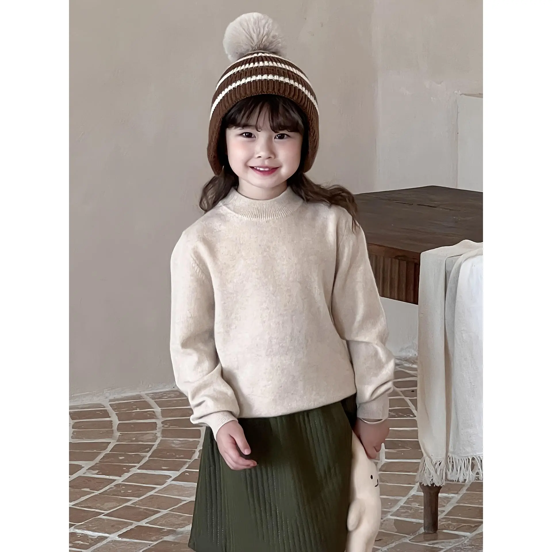 Girls' Beige Polyester-Wool Blend Mock Neck Knit Base Layer Top - Soft Velvet-Lined Long Sleeve Undershirt, Cold Wash Casual Warm Kids' Inner Wear, Ideal for Daily Wear, School Days, Spring Autumn Outdoor Leisure