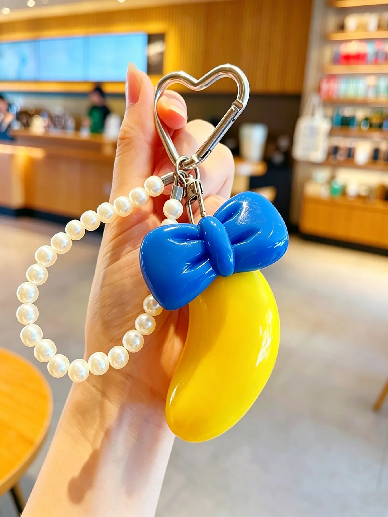 Sweet and cute style, niche design, banana pendant with simulated fruit shape design, fashionable and versatile pendant, can be used as a bag hanger and keychain, and can be given to friends as a gift