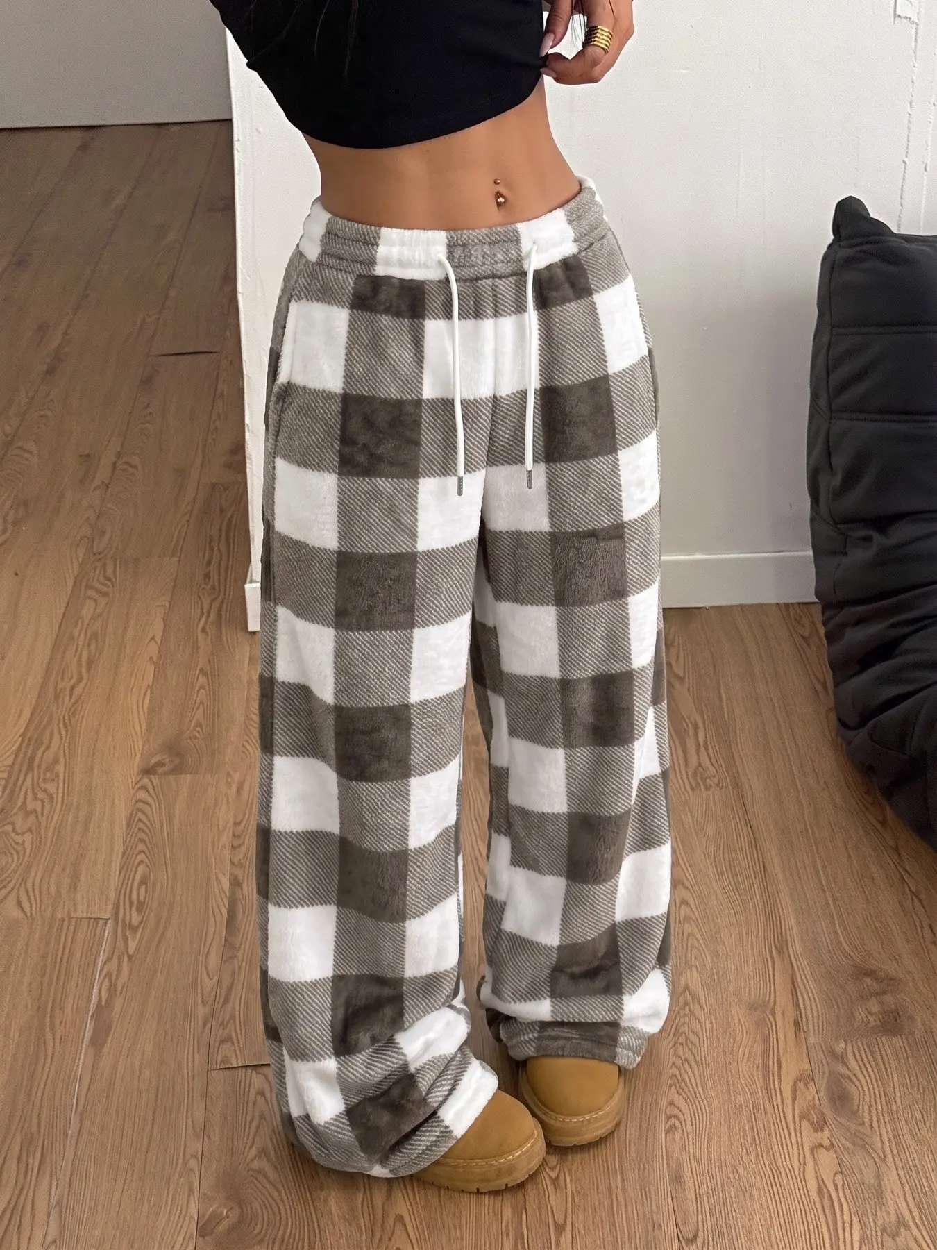 Women's Buffalo Plaid Fuzzy Wide Leg Pants, Elastic Drawstring Waist Warm Flannel Trousers, All Seasons Trousers, Loose Baggy Loungewear Pants, Casual Streetwear Bottoms with Pockets, 2026 Trendy Cozy Winter Pants