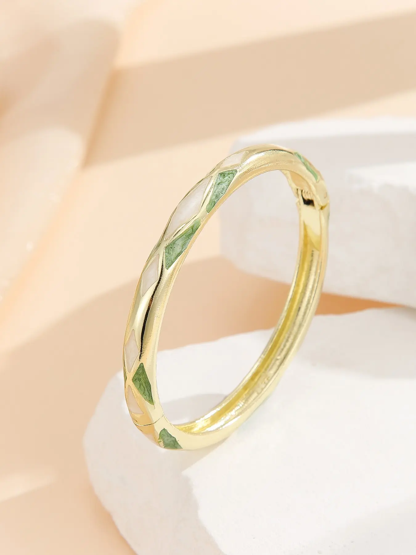 Modern Cloisonne Enamel Bangle Bracelet for Women Girls, Gold Plated Geometric Argyle Hinged Cuff Bracelet, Minimalist Aesthetic Jewelry, Fashion Wristband Gift for Anniversary Birthday Party Daily Wear, Fashionable Bangles