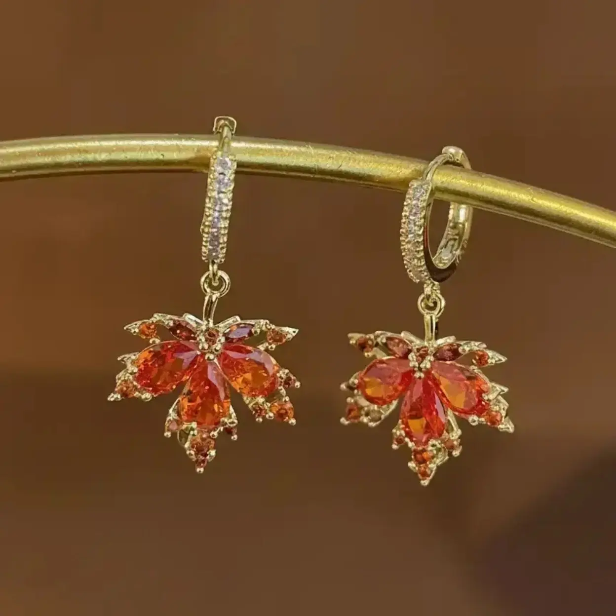 Women’s Maple Leaf Dangle-Drop Earrings with Artificial Zircon Gemstones, Lightweight Casual Rhinestone Jewelry with Gentle Look for Daily Outfits, Party Wear