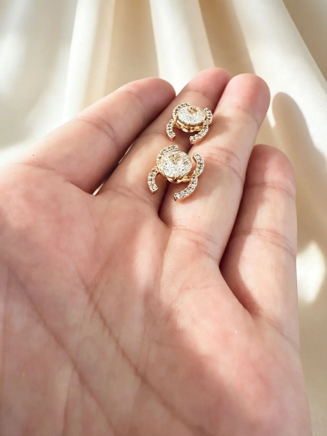 Elegant Women's Earrings, Fashionable Luxury Jewelry, High-End Design for Special Occasions, Surprising and Stylish Ear Accessories