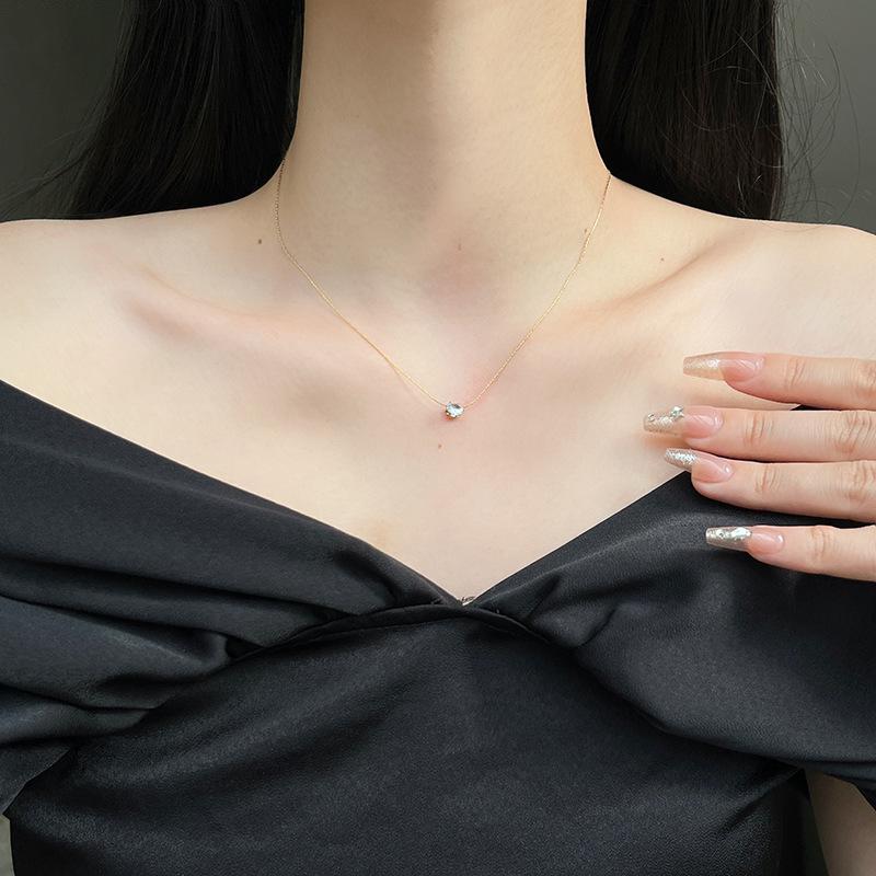 A new six claw diamond pendant necklace, with a high-end and niche light luxury style. The six claw diamond pendant features exquisite and sparkling details, and the long collarbone chain design is suitable for summer jewelry scenes. Suitable for women's