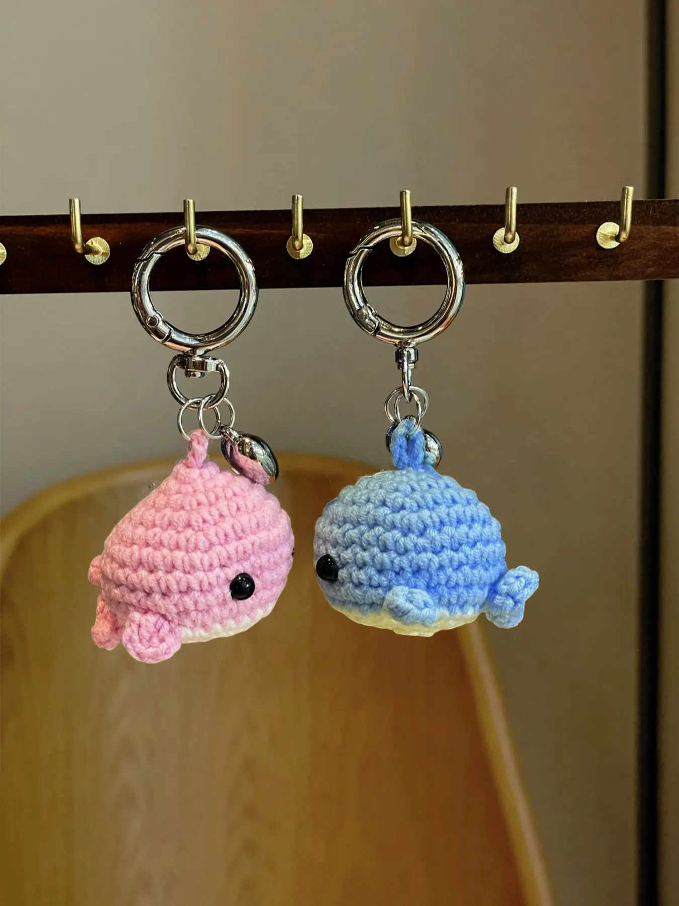 1/2Pcs Mini Crochet Whale Keychain Amigurumi Whale Fish keyring Whale Crochet Keychain Handmade Knitted Whale Charm with Heart Charms Couple Whale Bag Pendant Ocean Animal Soft Yarn Whale Key Chain Purse Backpack Accessory Valentine's Day Gift for Her/Him