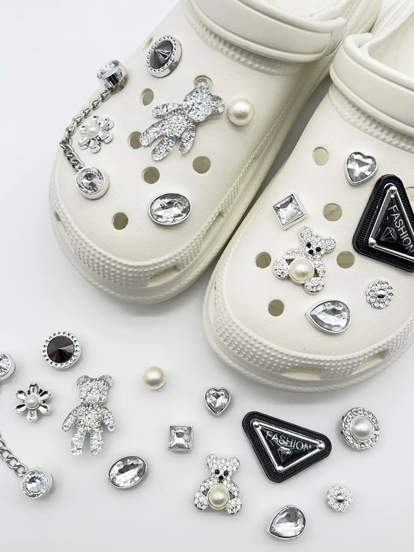 Cute Cartoon Shoe Accessories Set, Triangular Chain Bear Buckle, All-Seasons Fashionable Footwear Decor, Fun and Stylish Design