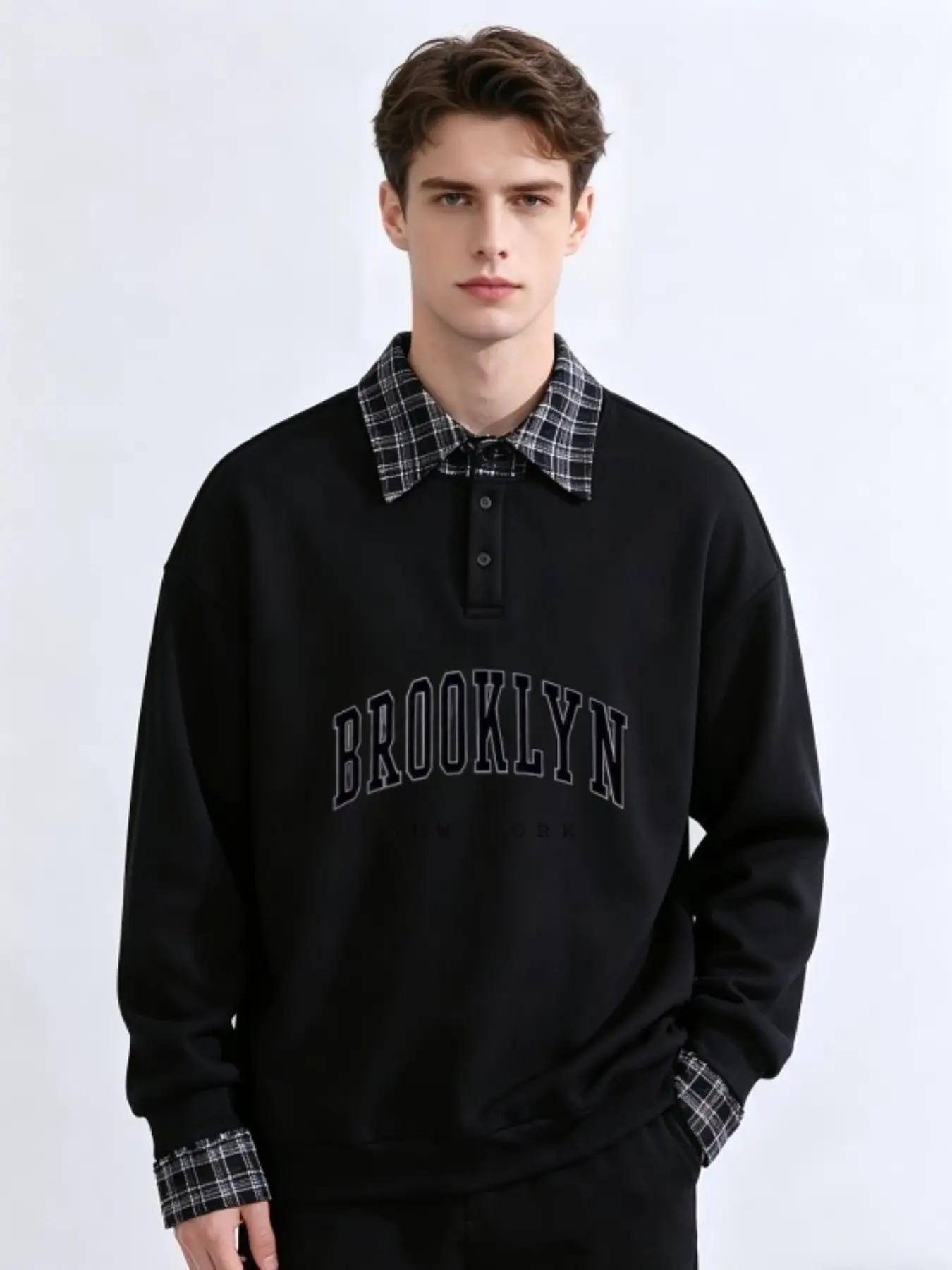 Men's Fake Two-Piece Plaid Lapel Polo Sweatshirt with "BROOKLYN NEW YORK" Arch Letter Print, Loose Long Sleeve Casual Graphic Streetwear Top