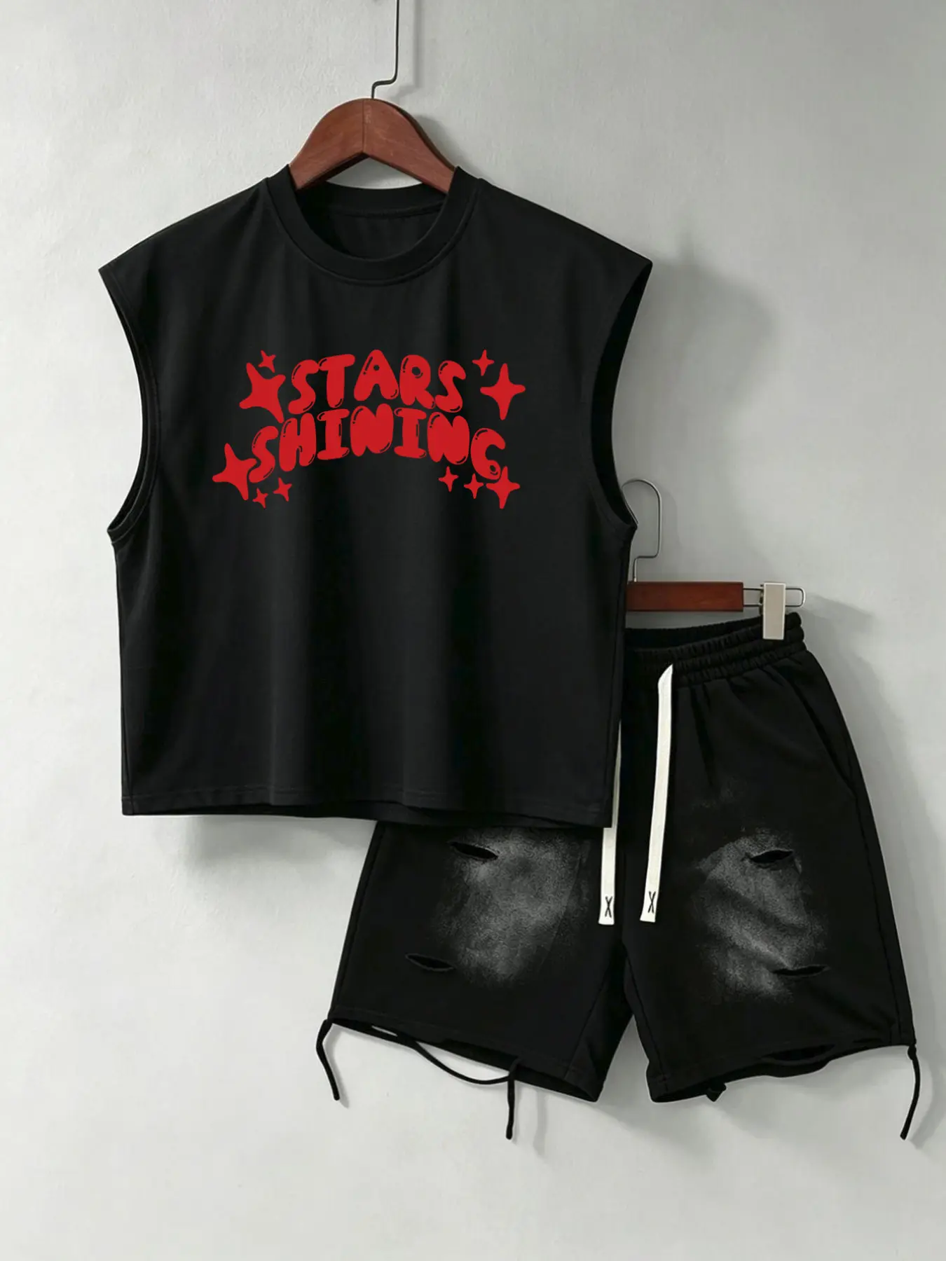 A star-print cropped tank top and distressed washed denim shorts Casual Set – a must-have streetwear item for summer!