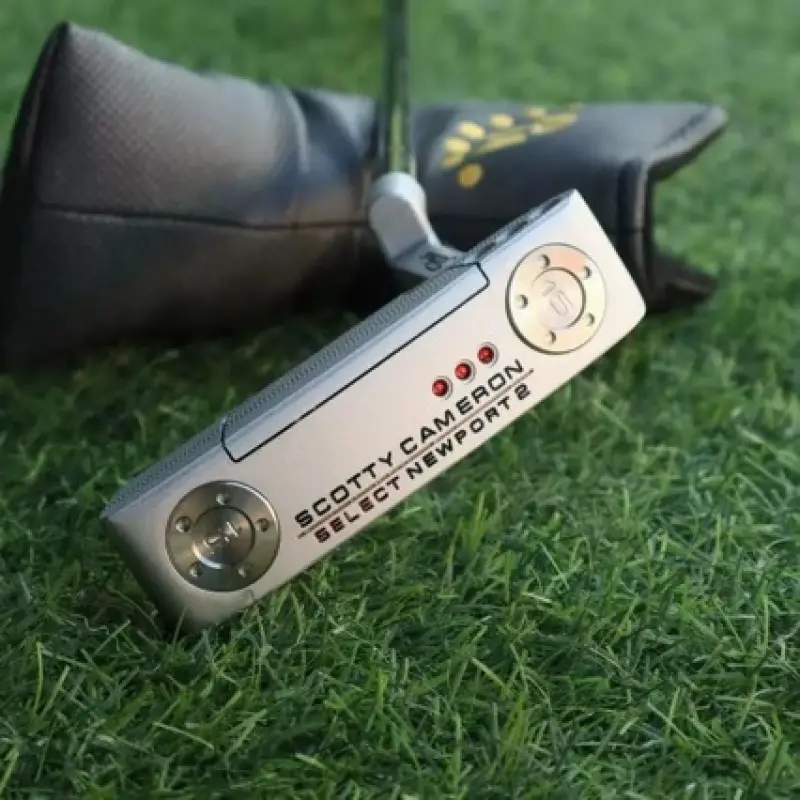 New silver three-point putter golf club