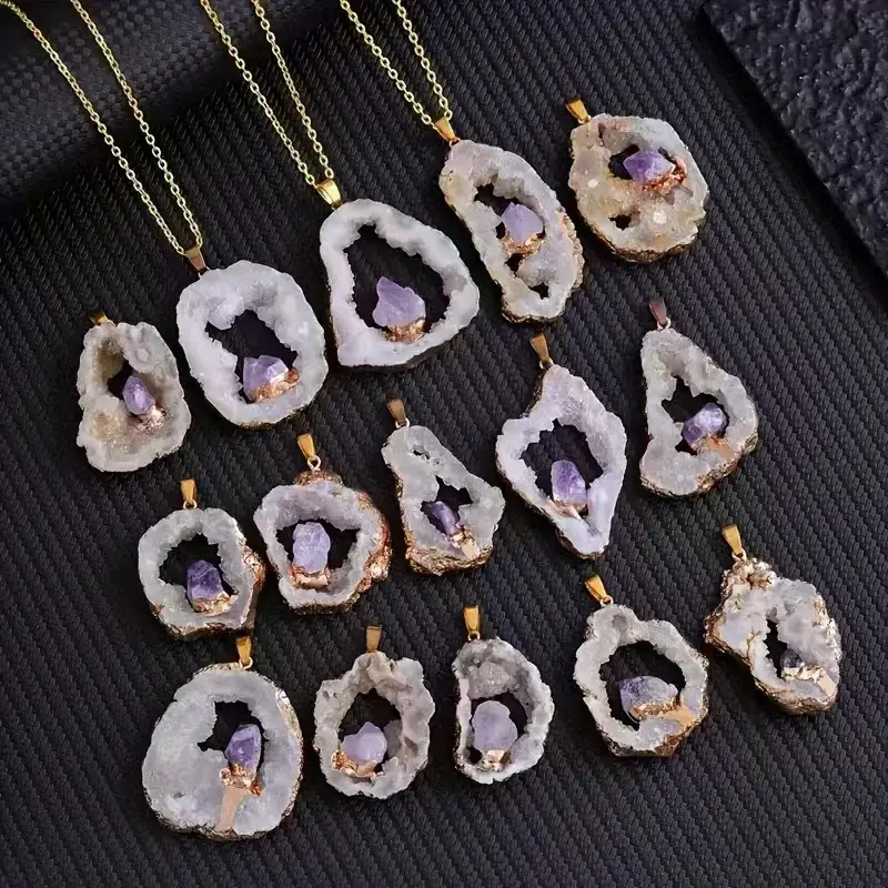 Women's Geode Slice Pendant Necklace - Irregular Agate Slice, Natural Amethyst Crystal Inlay, Thin Gold-Electroplated Hollow Metal Rim, Matte Raw Stone, Adjustable Cord, Boho Casual Decorative Stackable Neck Jewelry (Synthetic-Free, DIY Bag Accessory), Da