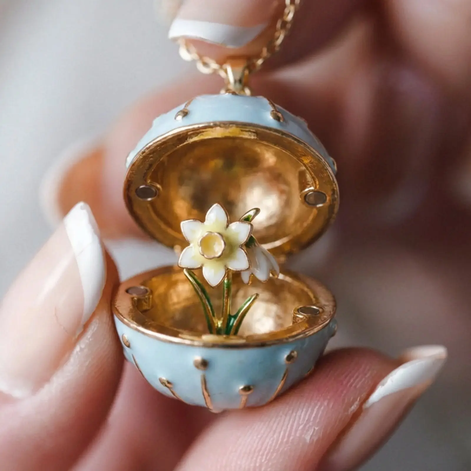 Openable round flower locket necklace, gold-plated copper with anti-fade finish. Symbolizing 12 birth months, dainty stylish jewelry, perfect for birthday gifts and daily wear.