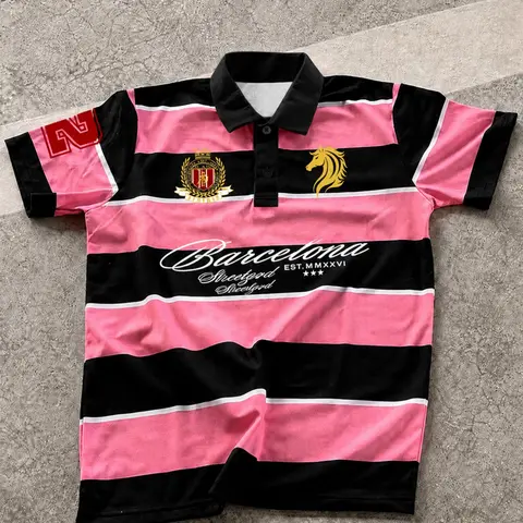 Men's Pink Black Stripe Contrast Collar Polo Shirt, Horse Badge Print, Printed Polo Top, Short Sleeve, Number Sleeve Detail, Button Placket, Loose-Fit Vintage Preppy Racing Style, Summer Casual Top, Collared Polo Shirts
