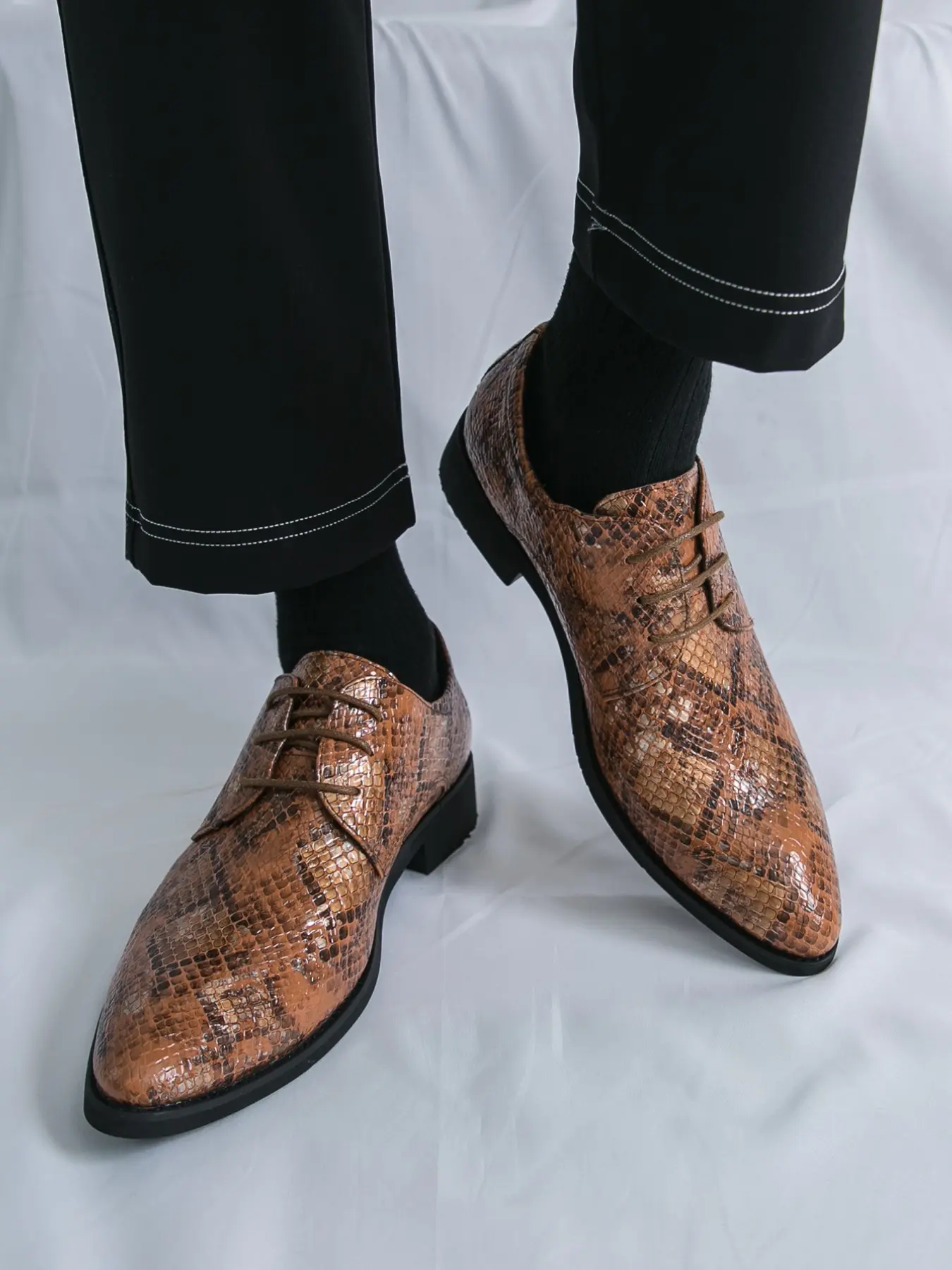 New Men's Snake Print Embossed Derby Shoes, Breathable Anti-Slip Durable, Trendy Youth Stage Party Business Casual Shoes