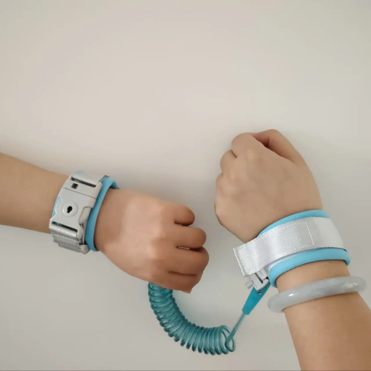 2m Multi-Functional Anti-Loss Tether Rope, 360° Rotating Stainless Steel Wrist Band, Stretchable Spring Cord, Durable Key Lock Wrist Strap