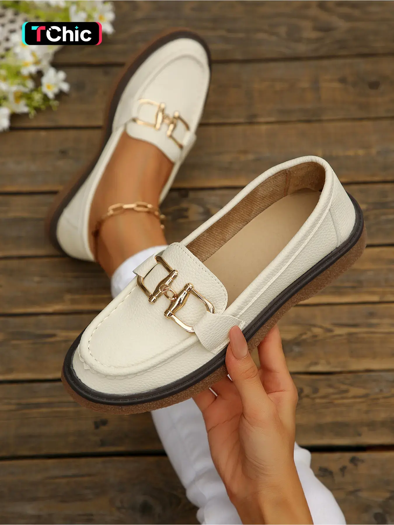 Four-season fashion button-decorated round-toe women's loafers, slip-on shoes with non-slip soft soles, comfortable for daily commuting, casual outdoor wear