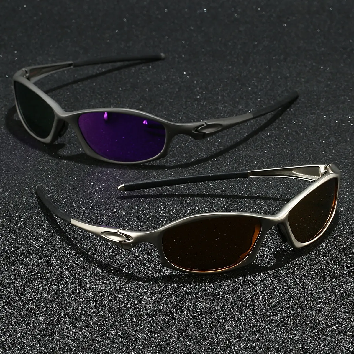 Silver-rimmed polarized glasses with spring-loaded temples and metal frame Silver-rimmed polarized glasses with spring-loaded temples and metal frame