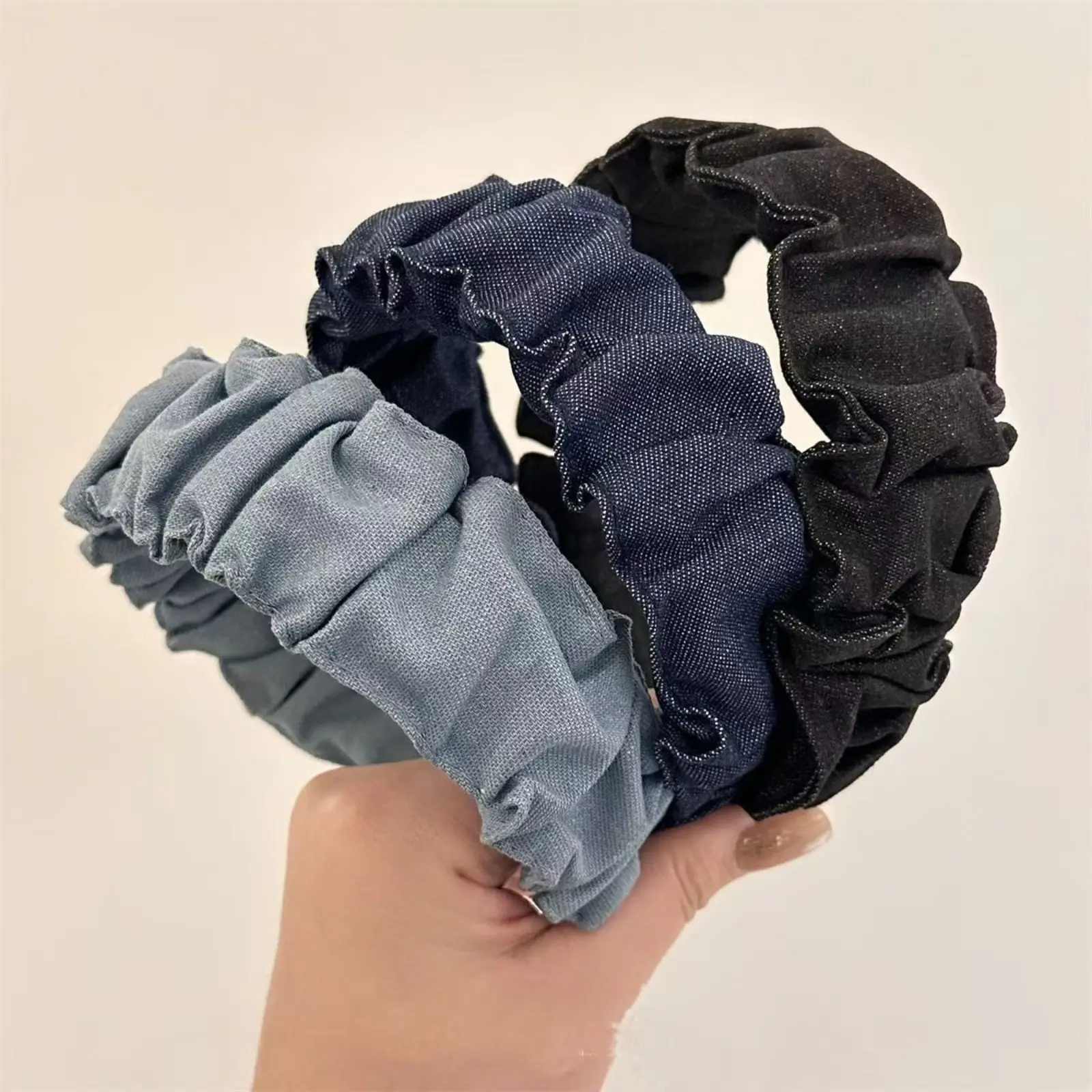 Women Ruched Hair Band Universal Daily Hair Accessories, Viral Black Glitter Fabric Bubble Pleated Headband, Underrated Minimalist Soft Wavy Edge Hair Hoop, Full Gathered Scattered Shimmer Cloth Non-Slip Headband, Light Wrinkle Resistant Fabric Comfort Al