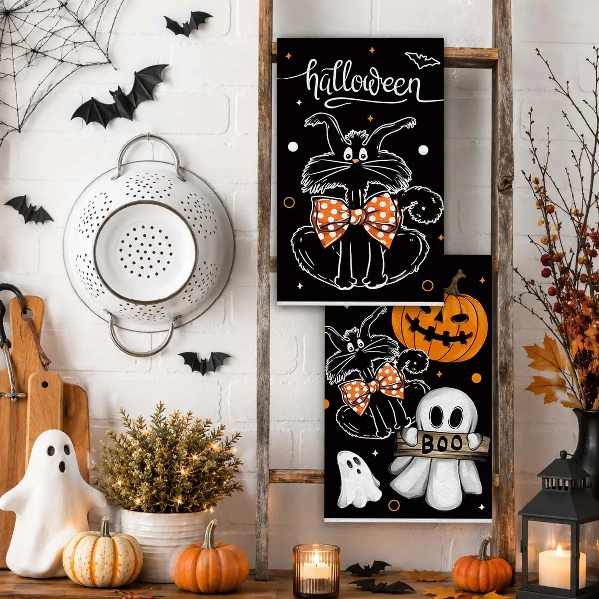 2pcs Halloween Black Cat Ghost Pumpkin Kitchen Hand Towels. Cartoon bow print hand towels add a touch of fun to the kitchen, suitable for Halloween family kitchens and decorations.